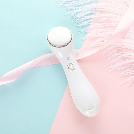 Vibrating silicone facial massager and cleanser