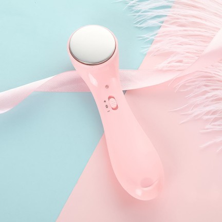 Vibrating silicone facial massager and cleanser