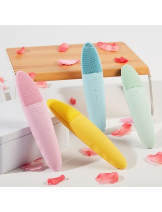 Gentle and deep cleansing silicone facial cleansing device