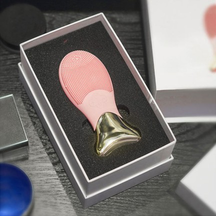 Photon-heated silicone facial cleansing brush