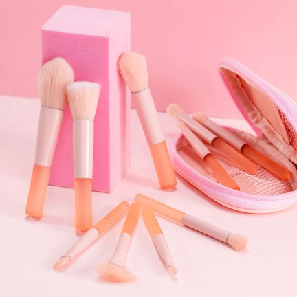 Mini travel makeup brush set