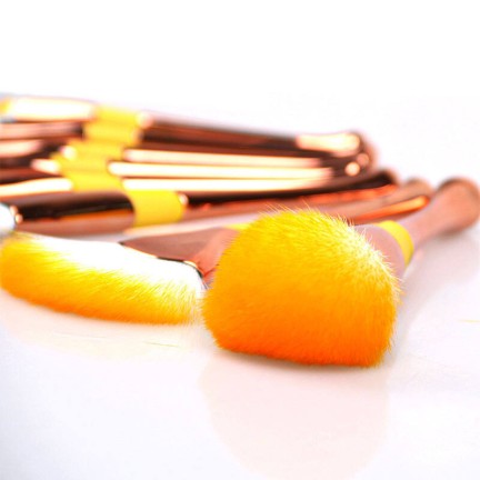 Portable set of 8 foundation makeup brushes